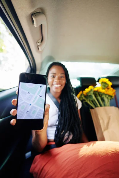 Sorrindo Jovem Mostrando Smartphone Com Aplicação Navegação Andar Cidade — Fotografia de Stock