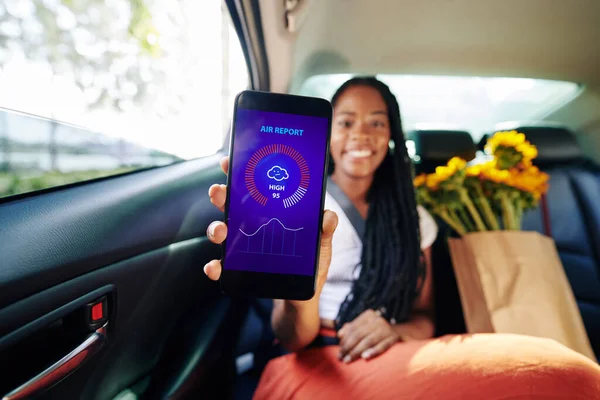 Glad Ung Kvinna Kontrollerar Väderprognosen Smartphone Ansökan När Rider Taxi — Stockfoto