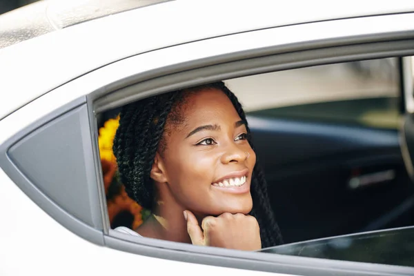 Vacker Ung Svart Kvinna Ler Och Tittar Genom Öppnat Bilfönster — Stockfoto