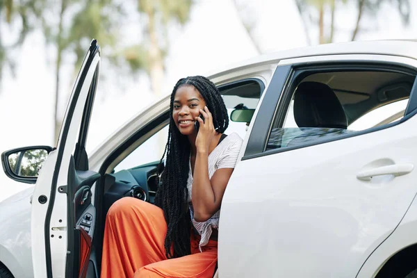Jovem Mulher Negra Atraente Sentado Carro Falando Telefone Com Amigo — Fotografia de Stock