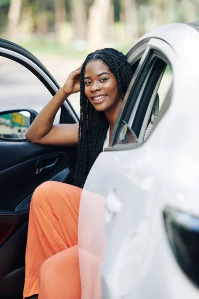 Atraente Sorrindo Jovem Mulher Negra Sentada Seu Novo Carro Olhando — Fotografia de Stock