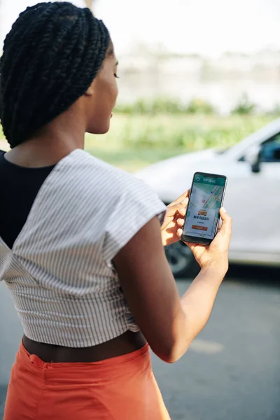 Jovem Verificando Novos Pedidos Carro Compartilhar Aplicação Seu Telefone — Fotografia de Stock