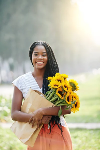 Atractiva Mujer Joven Feliz Pie Aire Libre Con Ramo Girasoles —  Fotos de Stock