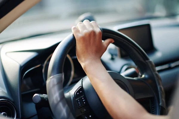 Mano Donna Sul Volante Della Sua Nuova Auto — Foto Stock