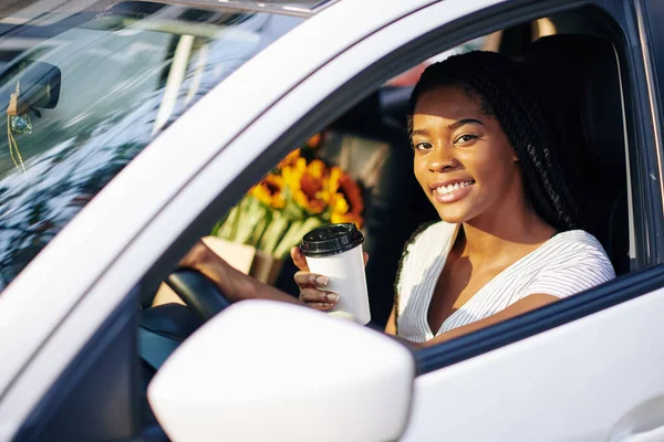 Retrato Jovem Mulher Bonita Bebendo Tomar Café Dirigir Carro Para — Fotografia de Stock