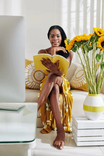 Улыбающаяся Красивая Молодая Черная Женщина Длинными Красивыми Ногами Сидящая Диване — стоковое фото