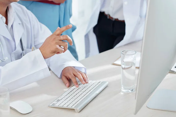 Imagem Recortada Médico Explicando Sua Equipe Como Tratar Pacientes Com — Fotografia de Stock