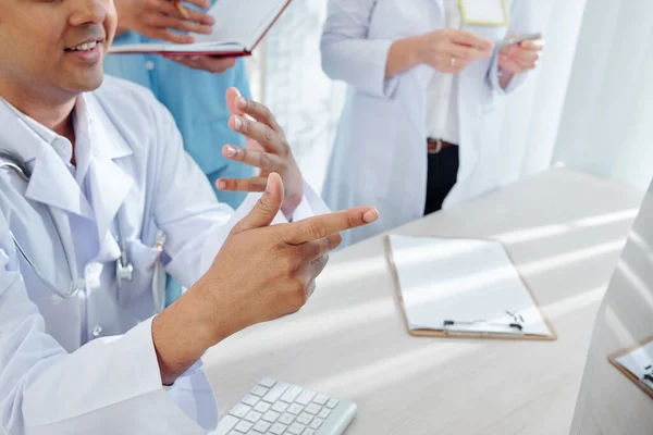 Médico Geral Sorridente Sentado Mesa Escritório Mostrando Apresentação Tela Computador — Fotografia de Stock