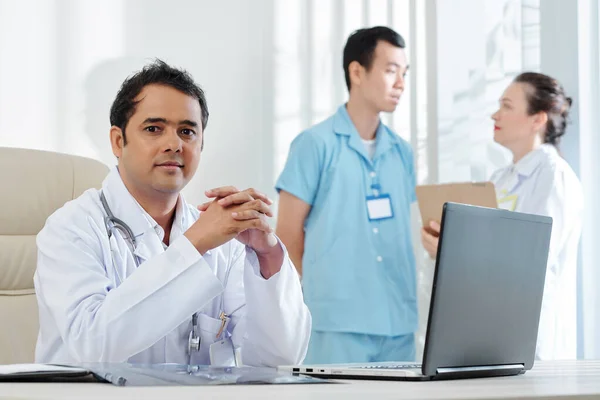 Porträt Eines Indischen Arztes Der Mit Geöffnetem Laptop Tisch Sitzt — Stockfoto