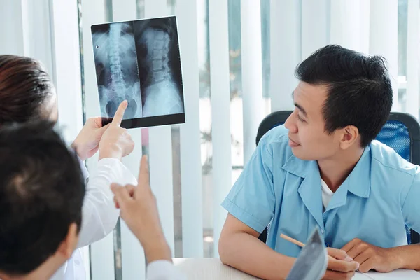 Fisiatras Ortopedistas Discutem Radiografias Pescoço Coluna Paciente — Fotografia de Stock