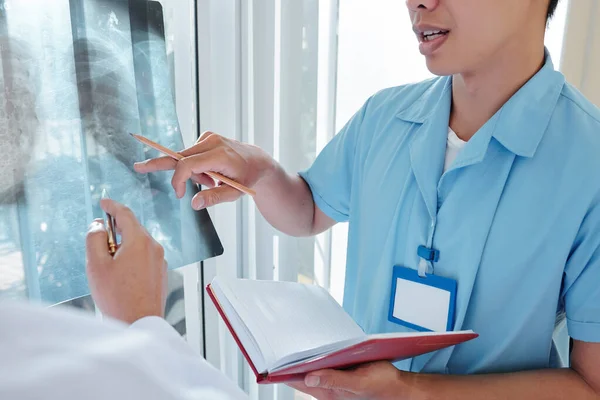 Imagen Recortada Del Médico Cirujano Discutiendo Radiografía Pulmonar Del Paciente — Foto de Stock