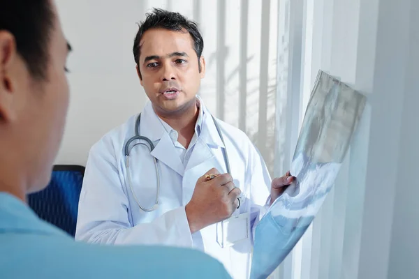 Ciddi Bir Pratisyen Hekim Elinde Röntgen Belgesiyle Meslektaşıyla Konuşuyor — Stok fotoğraf