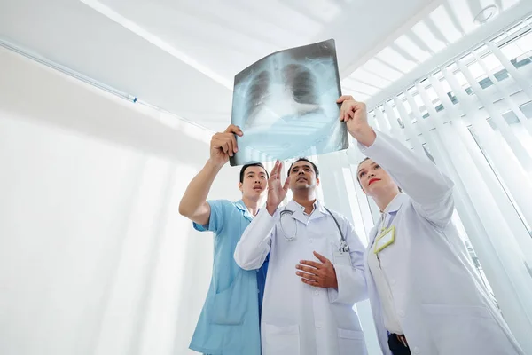 Médecins Sérieux Tenant Radiographie Pulmonaire Personne Essayant Trouver Les Premiers — Photo