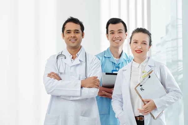 Ein Multiethnisch Fröhliches Ärzteteam Weiß Blauer Uniform Steht Krankenhaus — Stockfoto