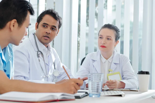 Médicos Preocupados Olhando Para Colega Trabalho Falando Sobre Propagação Epidemia — Fotografia de Stock