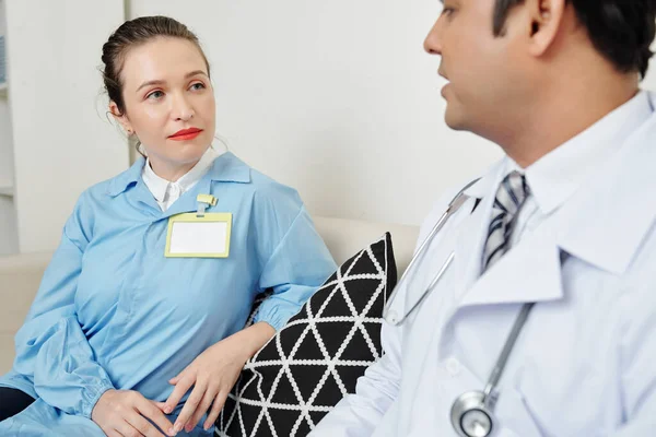 Doktor Odasındaki Kanepede Dinlenirken Arkadaşını Dinleyen Ciddi Bir Kadın Doktor — Stok fotoğraf