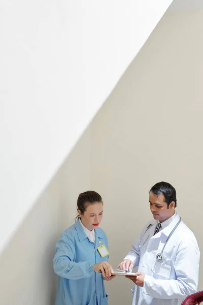 Physicians Discussing Medical History Patient Serious Illness — Stock Photo, Image