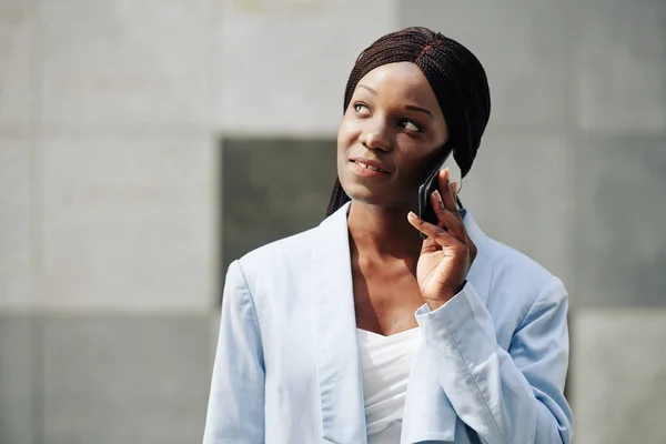 Jeune Femme Affaires Regardant Vers Haut Lors Une Conversation Téléphonique — Photo
