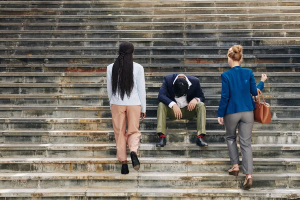 Affärskvinnor Som Kommer För Att Stödja Sina Stressade Trötta Arbetskamrater — Stockfoto