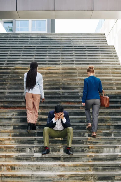 Empresarias Subiendo Las Escaleras Cuando Colega Casi Llora Después Perder — Foto de Stock