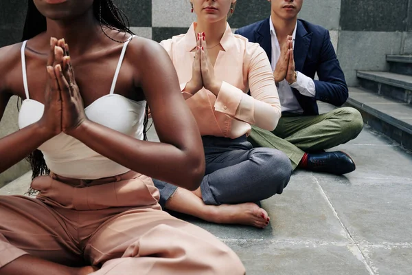 Imagem Recortada Pessoas Negócios Fazendo Ioga Meditando Chão — Fotografia de Stock