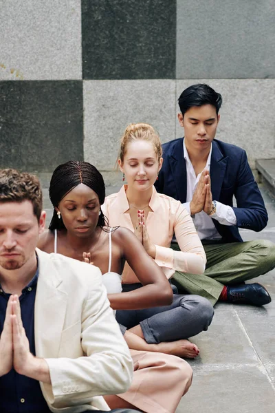 Grupo Empresarios Concentrados Que Cierran Los Ojos Meditar Aire Libre —  Fotos de Stock