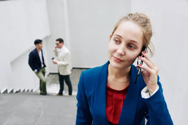 Une Jeune Entrepreneure Parle Téléphone Ses Collègues Discutent Travail Arrière — Photo