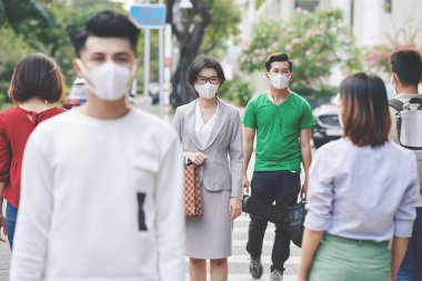 Koronavirüs salgını sırasında sokaklarda koruyucu tıbbi maskeler takan Asyalı vatandaşlar