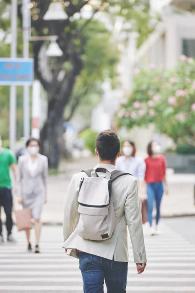 Egy Férfi Hátizsákkal Fertőzött Városban Orvosi Maszkban Sétáló Polgárokkal — Stock Fotó