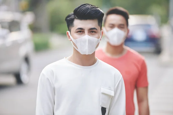 Jóképű Fiatal Ázsiai Férfi Áll Utcán Védő Maszkban Coronavirus Járvány — Stock Fotó
