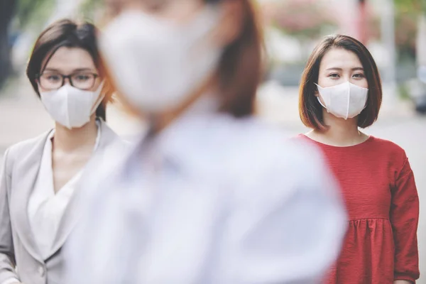 Personas Asiáticas Con Máscaras Médicas Durante Brote Epidémico Coronavirus Ciudad —  Fotos de Stock