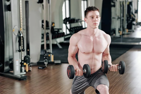 英俊的无上身肌肉男子在健身房用重物做冲刺动作 — 图库照片