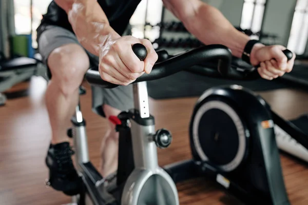 Image Recadrée Sportif Chevauchant Vélo Stationnaire Dans Gymnase Avant Entraîner — Photo