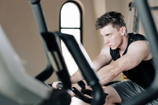 Concentrato Serio Forma Giovane Uomo Bicicletta Simulatore Palestra — Foto Stock