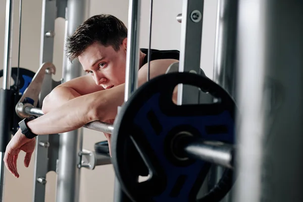 Tired Sportsman Leaning Barbell Smith Machine Having Some Rest Sets — Stock Photo, Image