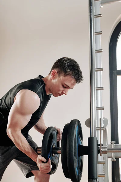Bodybuilder Legt Stahlplatten Auf Langhantel Bevor Fitnessstudio Gewichte Hebt — Stockfoto