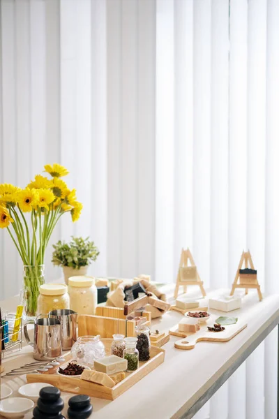 Table Atelier Avec Barres Savon Faites Main Herbes Sèches Autres — Photo