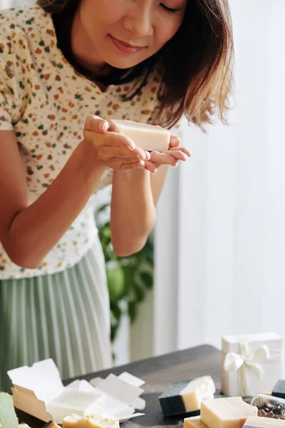 Vrouw Ruiken Nieuwe Zeep Bar Thuis Gemaakt Voor Haar Kleine — Stockfoto