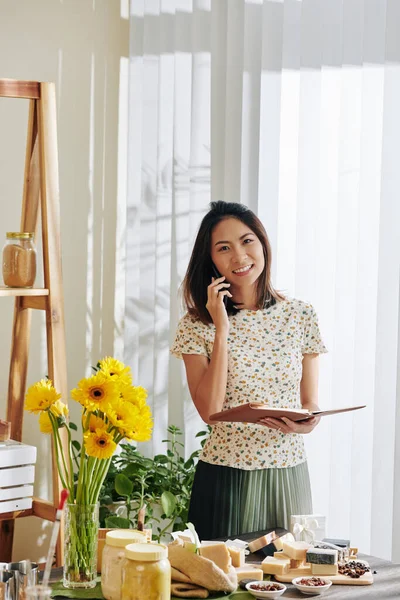 Lächelnde Junge Frau Die Hause Seife Herstellt Und Telefonische Bestellungen — Stockfoto