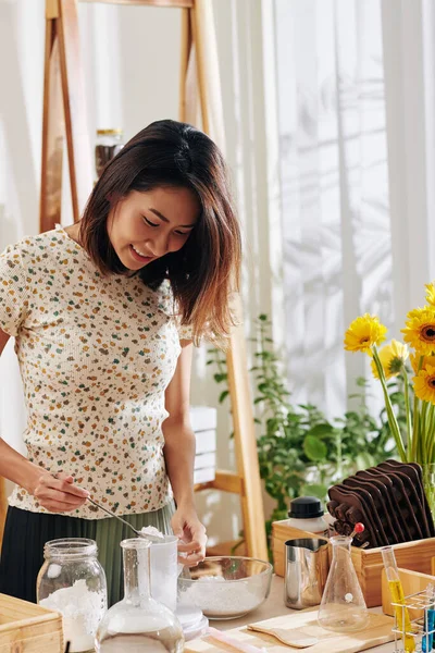 Leende Ung Asiatisk Kvinna Blanda Ingredienser När Gör Tvål Barer — Stockfoto