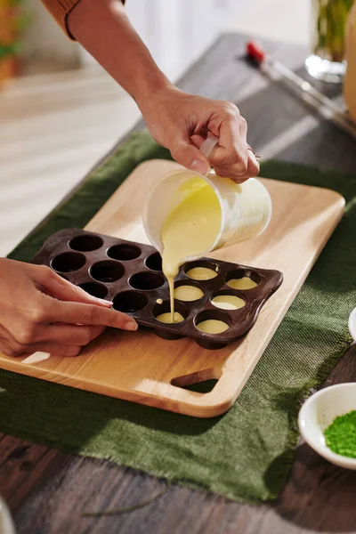 Handen Van Vrouw Gieten Vloeibare Witte Chocolade Plastic Mal — Stockfoto