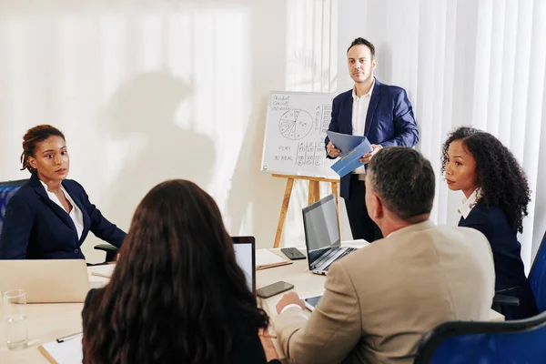 Geschäftsleute Diskutieren Bei Treffen Über Frische Ideen Und Anregungen Zur — Stockfoto