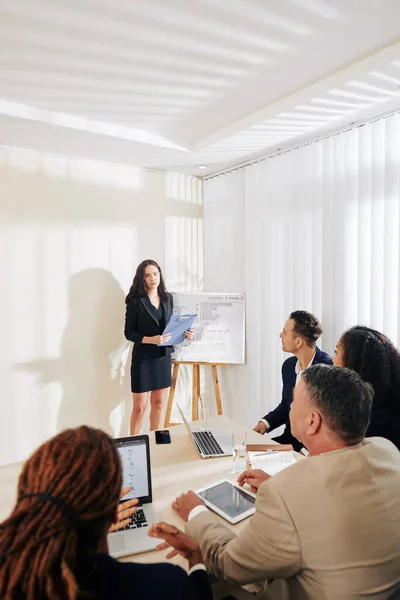 Gruppo Business Team Che Ascolta Loro Collaboratore Parlando Sviluppo Aziendale — Foto Stock