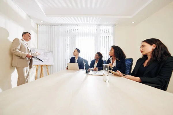 Propietario Una Empresa Prestigio Hablando Frente Sus Altos Directivos Explicando —  Fotos de Stock