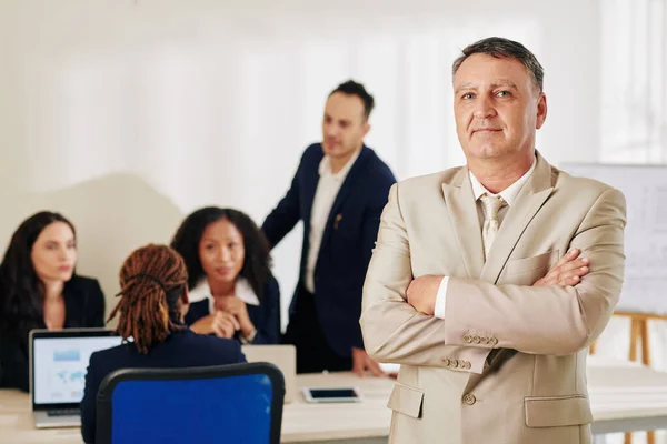 Zelfverzekerde Succesvolle Volwassen Zakenman Staat Met Zijn Armen Gevouwen Zijn — Stockfoto