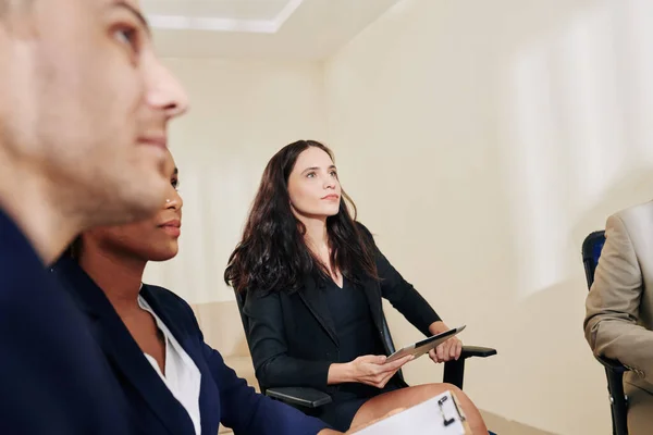 Bella Giovane Imprenditrice Che Frequenta Conferenza Giovani Datori Lavoro — Foto Stock