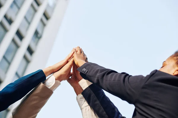 Groep Zakenmensen Die Elkaar Hand Reiken Elkaar High Five Geven — Stockfoto