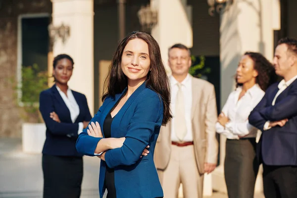 美しい成功した女性起業家は 彼女のビジネスチームの前に立って カメラで笑顔 — ストック写真