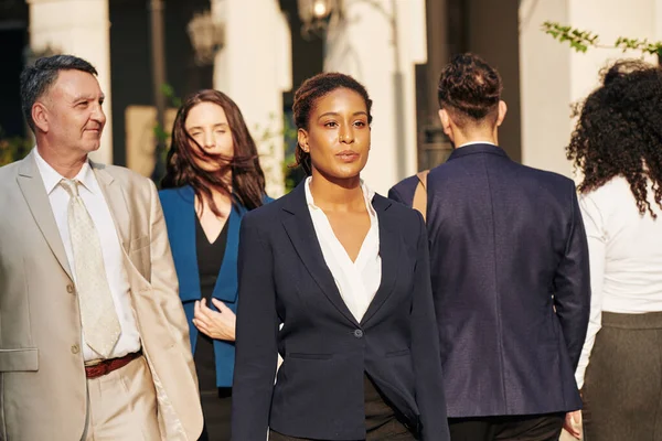 Geschäftsleute Formellen Anzügen Gehen Morgens Zur Arbeit — Stockfoto