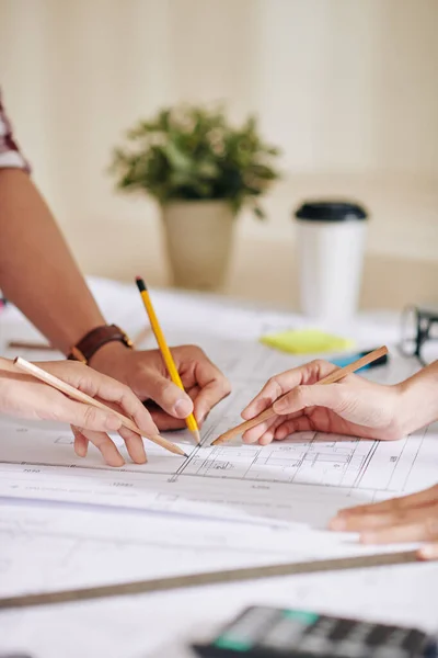 Imagen Primer Plano Los Arquitectos Señalando Plan Construcción Discutiendo Detalles —  Fotos de Stock